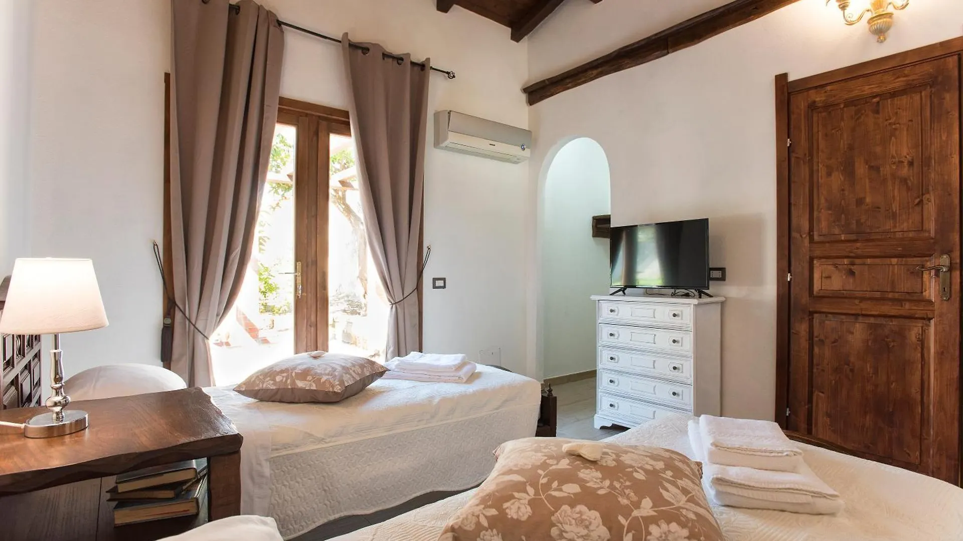 Restored Historic Mansion Paterno With Exclusive Pool, Wifi And Ac For 20 People アルゲーロ 0*,