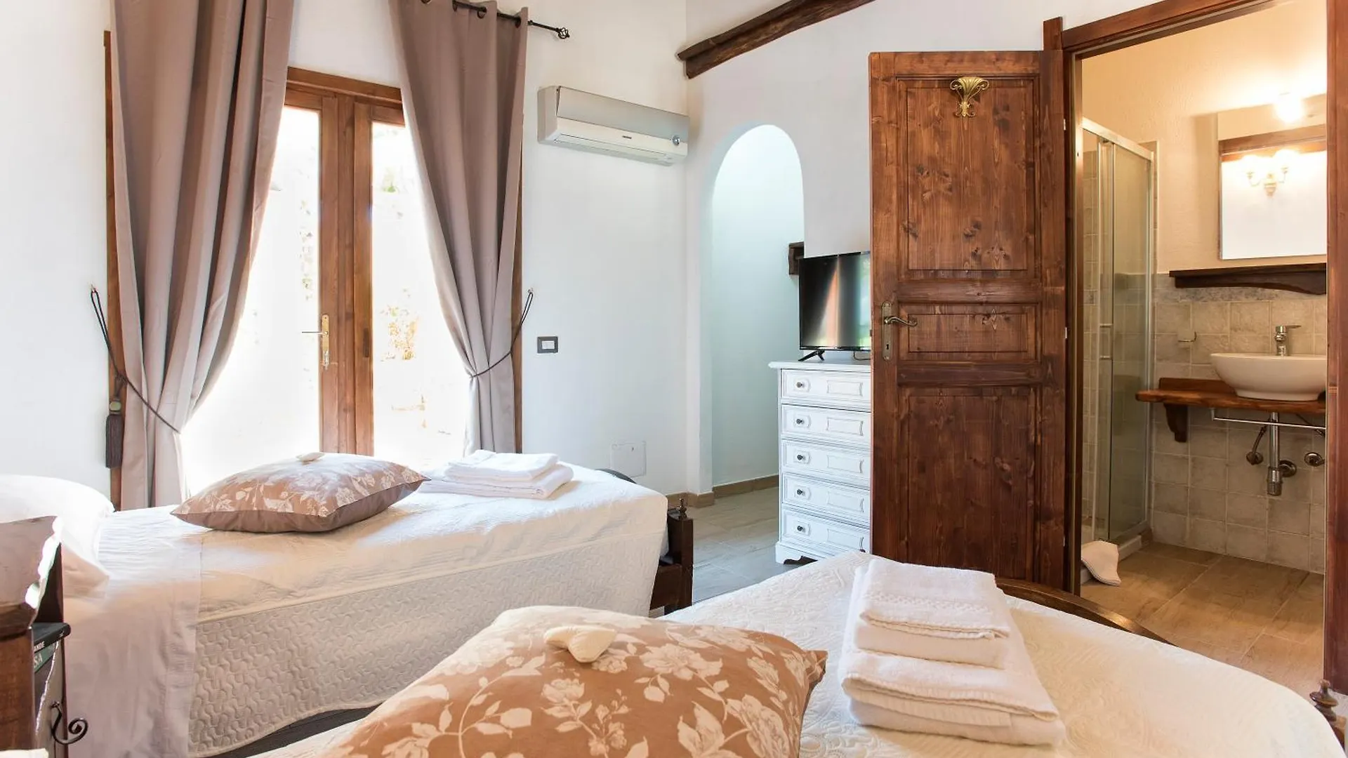 Restored Historic Mansion Paterno With Exclusive Pool, Wifi And Ac For 20 People Alghero Villa