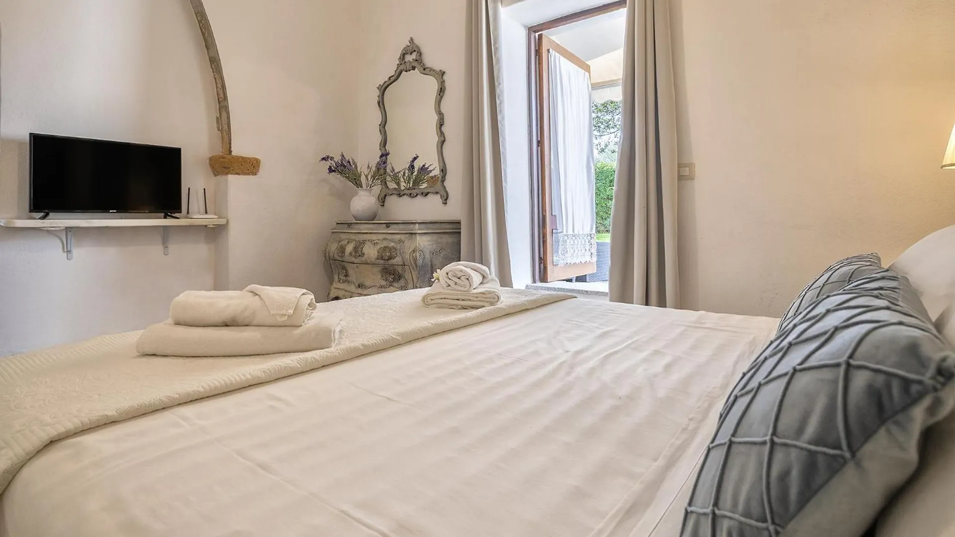 Restored Historic Mansion Paterno With Exclusive Pool, Wifi And Ac For 20 People Alghero Villa
